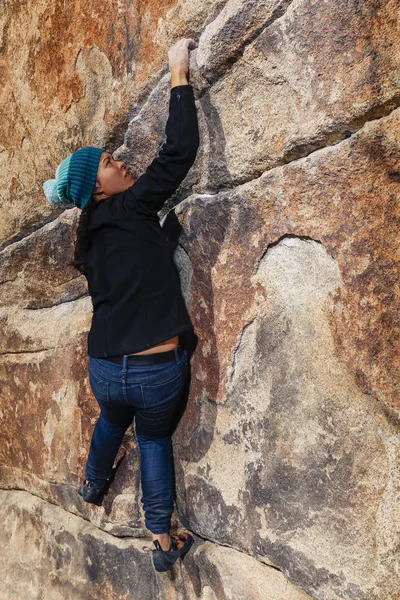Mixed Race Female Gay Rock Climber Wearing Cold Weather Gear — 스톡 사진