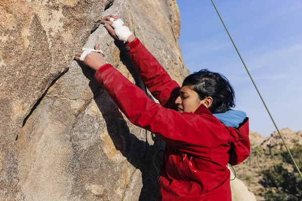 Femme Sud Asiatique Escalade Dans Désert — Photo