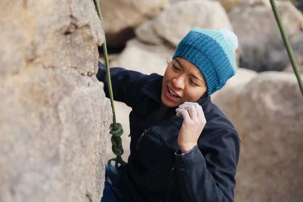 Gemischte Rasse Weibliche Schwule Bergsteigerin Kälte Ausrüstung Beim Klettern Südkalifornien — Stockfoto