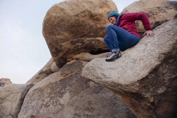 Mixed Race Felskletterinnen Der Kalifornischen Wüste — Stockfoto