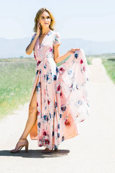 Привлекательная Молодая Блондинка Кавказка Розовом Платье Цветочным Принтом Позирующая Снаружи — стоковое фото