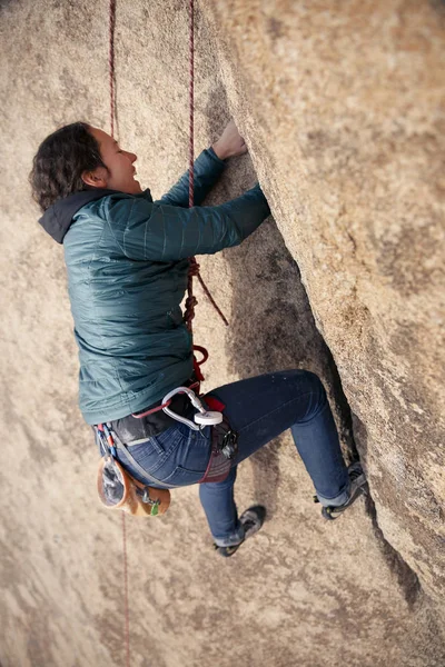 Přizpůsobit Mladé Bělošky Žena Kudrnaté Vlasy Rock Lezení Poušti Zimě — Stock fotografie