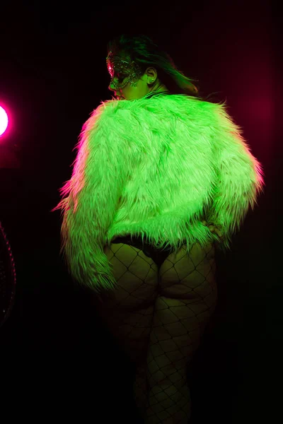 Curvy Alternatief Model Met Gekleurd Haar Bontjas Visnetten Onder Groene — Stockfoto