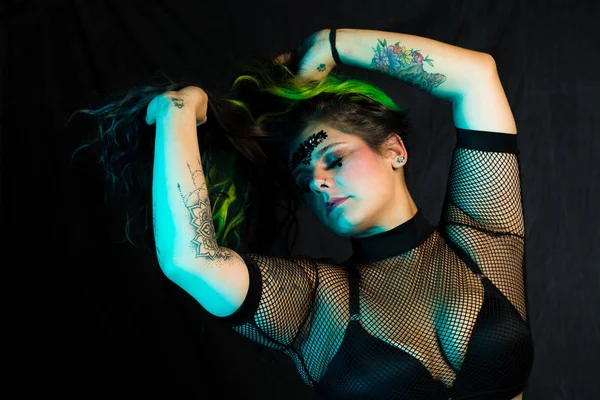 Curvy Alternatief Model Met Gekleurd Haar Mesh Kleding Poses Onder — Stockfoto