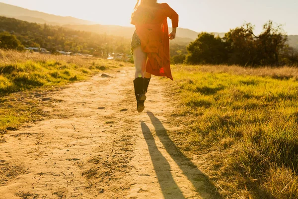 Tan Gemengd Ras Vrouw Draagt Rode Jurk Loopt Weg Van — Stockfoto