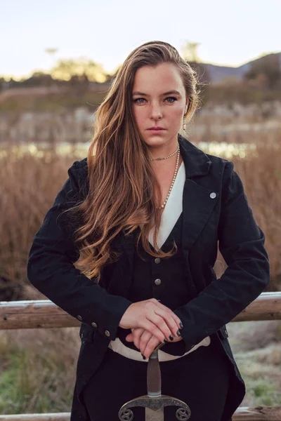 Tan Van Gemengd Ras Vrouw Dragen Heren Gilet Vormt Met — Stockfoto