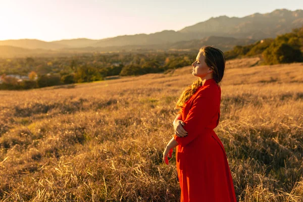 Tan Mujer Raza Mixta Vistiendo Vestido Rojo Encuentra Solo Campo — Foto de Stock