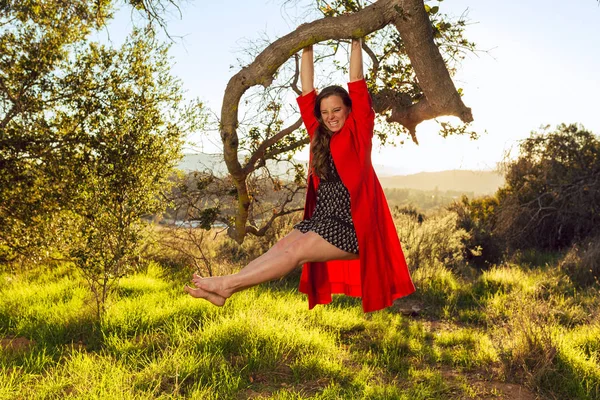 Tan Mujer Raza Mixta Vistiendo Vestido Rojo Hace Yoga Colgando — Foto de Stock