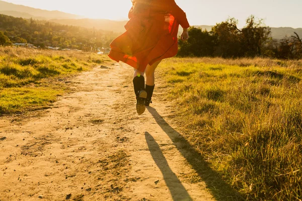 Frau Rotem Kleid Flieht Vor Zuschauer Den Sonnenuntergang — Stockfoto