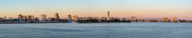 Gün batımında bir tekneden görüldüğü gibi Long Beach limanının panoraması.