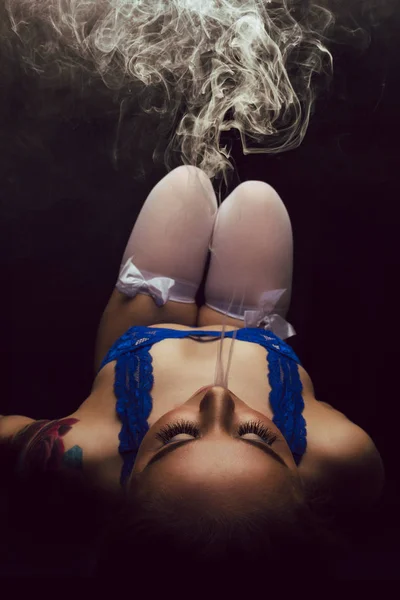 Morena tatuada caucasiana atraente em poses de lingerie azul wi — Fotografia de Stock