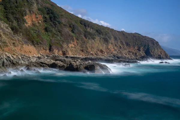 Lunga Esposizione Acque Blu Intenso Surf Vorticoso Scogliere Rocciose Della — Foto Stock