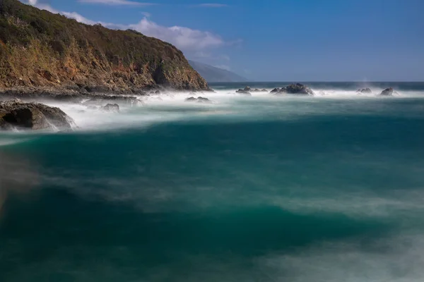 Lunga Esposizione Acque Blu Intenso Surf Vorticoso Scogliere Rocciose Della — Foto Stock