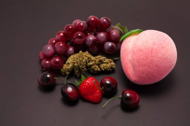 Siyah arka planda kenevir çiçek ve meyve