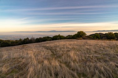 Palo Alto, Kaliforniya üzerinde Monte Bello açık alan üstünden görüldüğü gibi silikon vadisinde gün batımı