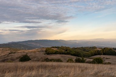 Palo Alto, Kaliforniya üzerinde Monte Bello açık alan üstünden görüldüğü gibi silikon vadisinde gün batımı