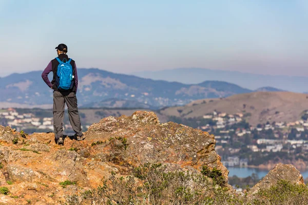 Wandelaar Staat Berg Kijkt Uit Sausalito Californië Het Noordoosten — Stockfoto