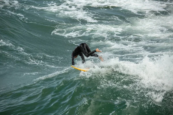 冲浪者在加州皮斯莫海滩码头下擦拭 — 图库照片