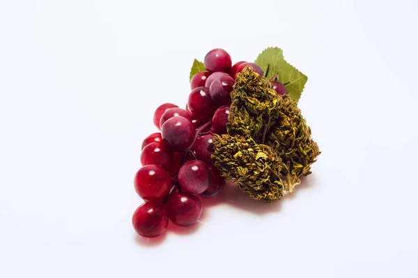 Beyaz arka planda kenevir çiçeği ve üzüm