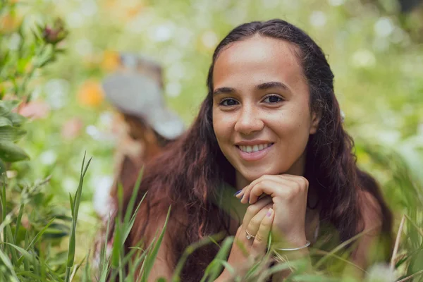 Mixte jeune femme s'incline dans l'herbe sur une ferme — Photo