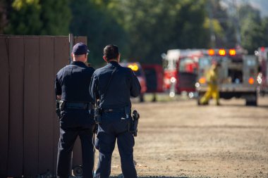 San Jose, CA-Temmuz 15 2019: Itfaiyeciler çim yangına cevap 