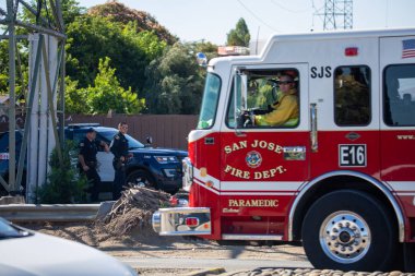 San Jose, CA-Temmuz 15 2019: Itfaiyeciler çim yangına cevap 