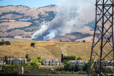 San Jose, CA-Temmuz 15 2019: San Jose tepelerde yaz yangın Cumhurbaşkanı