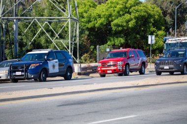 San Jose, CA-Temmuz 15 2019: Itfaiyeciler çim yangına cevap 