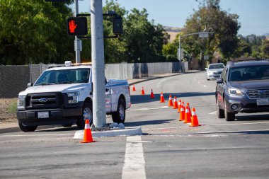San Jose, CA-Temmuz 15 2019: Itfaiyeciler çim yangına cevap 