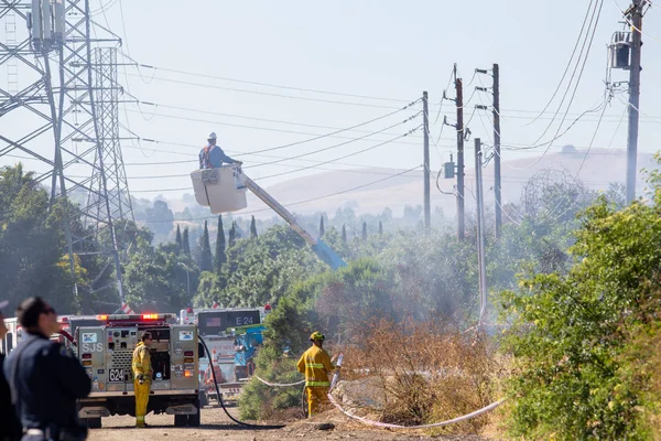 SAN JOSE, CA - 15 DE JULIO DE 2019: Los bomberos responden al fuego de hierba — Foto de Stock