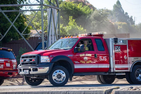 SAN JOSE, CA - JULHO 15 2019: Bombeiros respondem ao fogo de grama — Fotografia de Stock