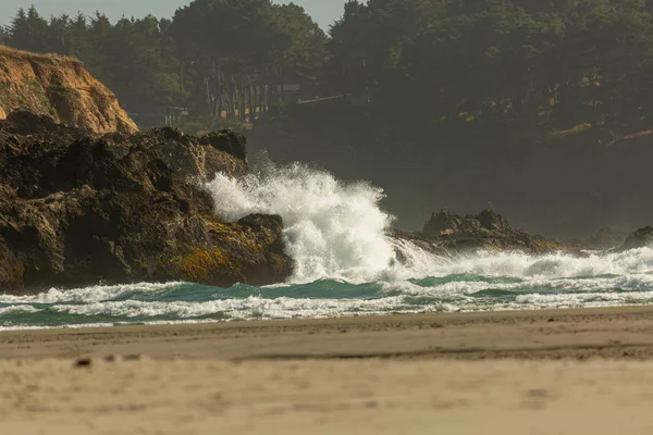 Mořské vlny se zřítí na skalnaté pobřeží ostrova Mendocino. — Stock fotografie