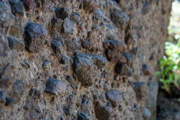 Bir yürüyüş parkuru boyunca açıkta antik volkanik kaya