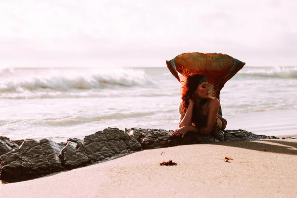 Caucásico pelirroja mujer con sirena cola reclina en la playa — Foto de Stock