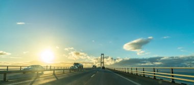 Panorama görünümünde arabayla geçiş sırasında İsveç ve Danimarka arasında Oeresund köprü