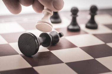 Kavramı nasıl kral satranç tahtasında piyon yener