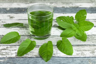 Taze nane çayı ve nane masanın üzerine bir sürü cam