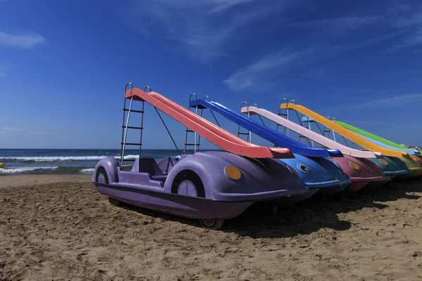 Pedal Boats Shute Lined Beach Water Background — Stock Photo, Image