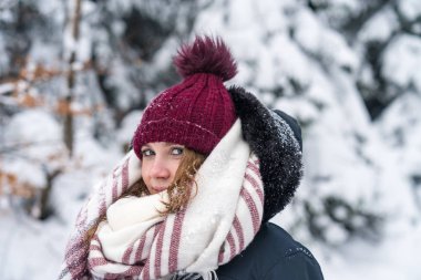 sıcak bir kış manzara içinde genç bir kadın portresi bir kırmızı bere ve atkı elbise.