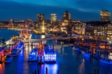 Hamburg-Almanya-Aralık 29, 2017: Hamburg Liman bir üst görünümden geceleri