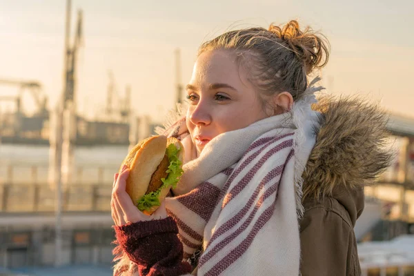 Hamburg Liman geleneksel Kuzey Alman balık aperatif yemek kadın
