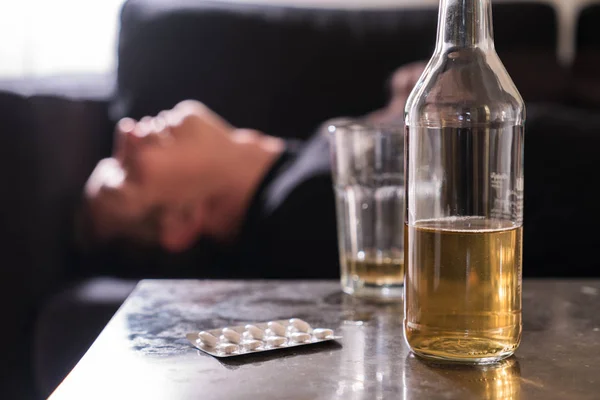 Homem Bêbado Com Bebida Alcoólica Pílulas Mesa Dormindo Sofá — Fotografia de Stock