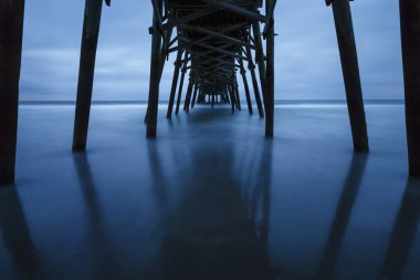 Altında Kuzey Carolina'da bir iskele ile uzun pozlama