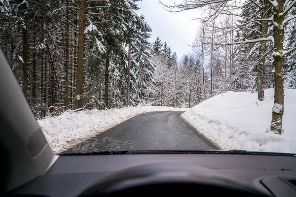Wewnątrz Samochodu Zaśnieżonej Drodze Górach Harz Okresie Zimowym — Zdjęcie stockowe
