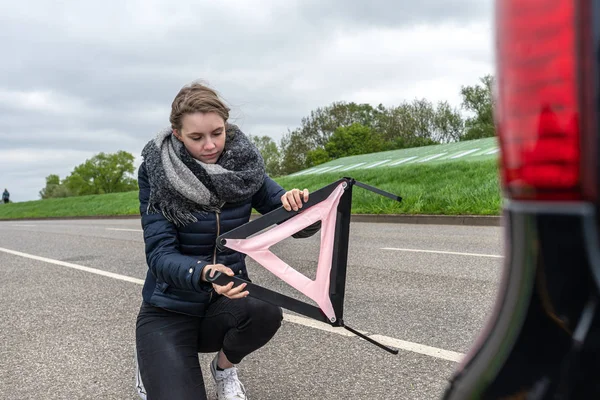 Frau mit Autopanne montierte Warndreieck — Stockfoto