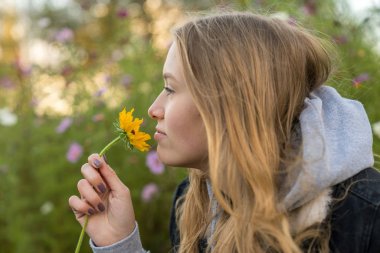 Genç bir kadın çiçek gibi kokuyor.