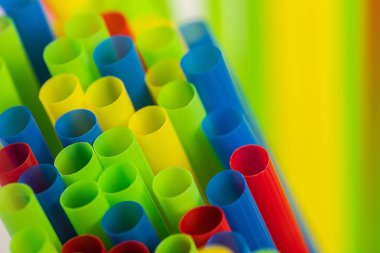 Bulanık arka planile farklı renkli pipetlerin yakın çekim