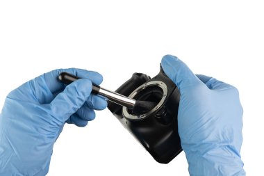 körük ve eldiven ile bir kamera muhafaza profesyonel temizlik