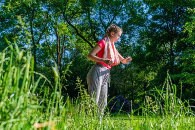 doğada bir koşucu onu fitness izlemek onu nabız kontrol eder