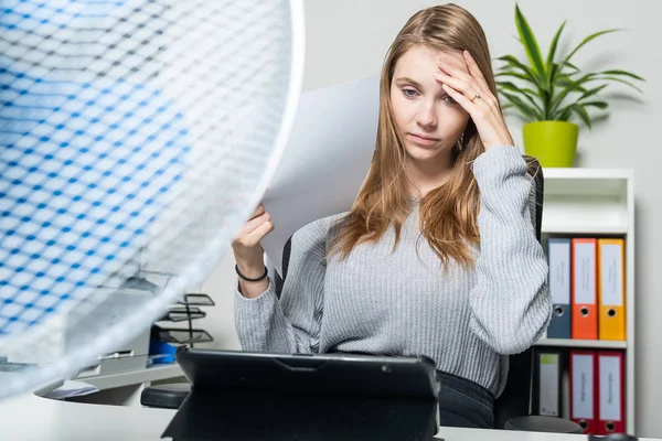 Mujer ya no puede soportar el calor en la oficina — Foto de Stock